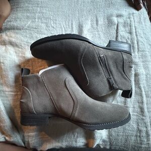 UGG Gray Ankle Boots Chelsea Style